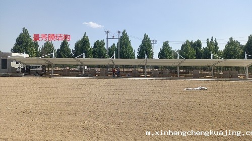 膜结构车棚包工多少钱一平米？