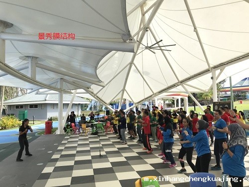 膜结构雨棚与塑料雨棚对比 膜结构雨棚与塑料雨棚对比