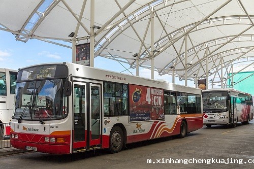 出口膜结构公交候车亭