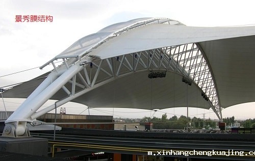 张拉膜停车棚