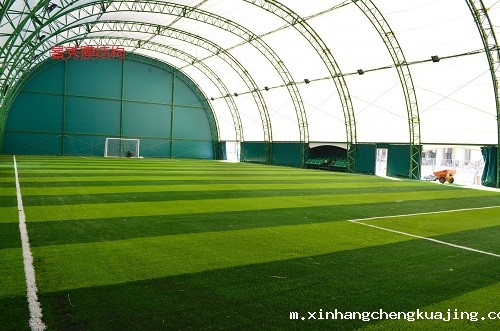 全封闭顶棚足球场：一种创新的体育场馆形式